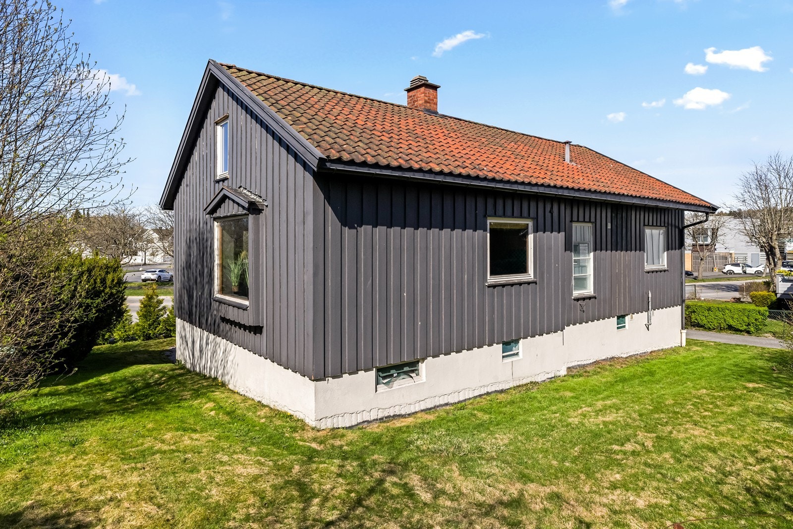 Eiendommen har en integrert garasje på 17 m² i underetasjen. Galleribilde