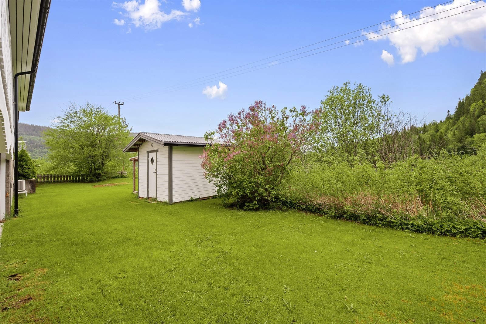 Boligen har en rekke balkong- og terrasseflater som gjør det mulig å kunne nyte været ute fra alle sider av huset! Galleribilde