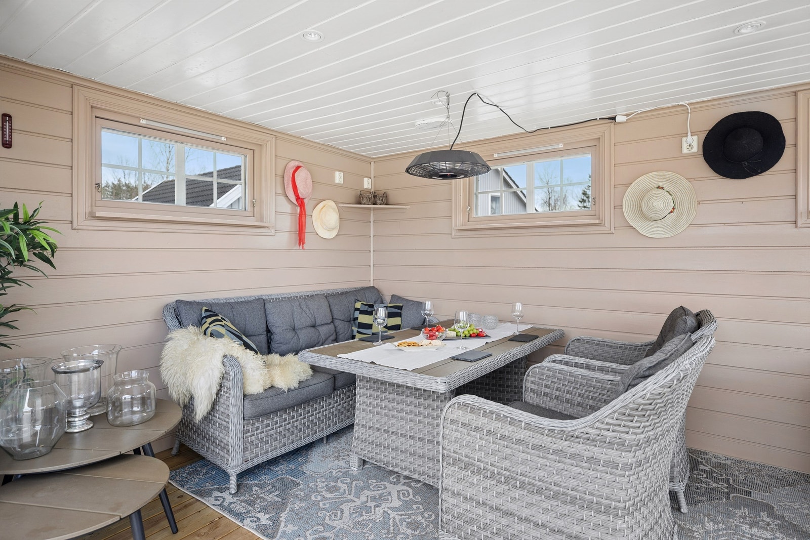 Den behagelige vinterhagen gir deg et lunt og skjermet fristed - perfekt for lange frokoster og tidløse, stemningsfulle sommerkvelder. Galleribilde