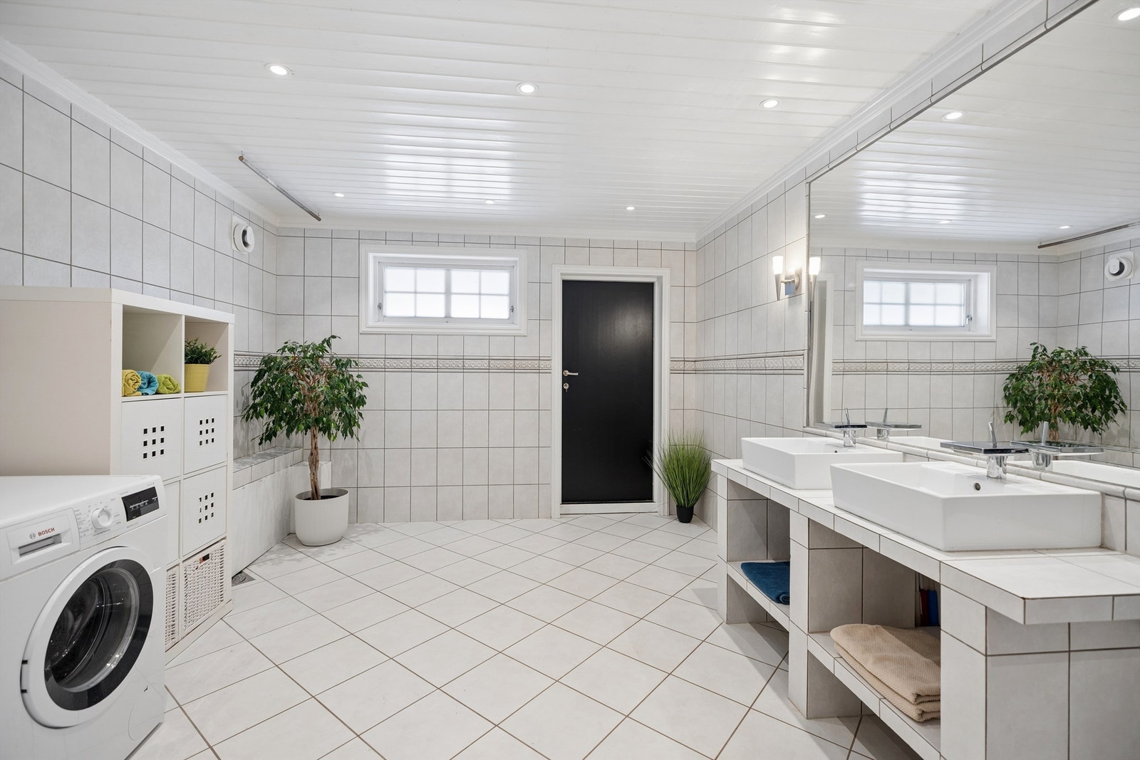 Rommet har rikelig med plass til vaskemaskin og ekstra oppbevaring samt adkomst til utearealer. Galleribilde
