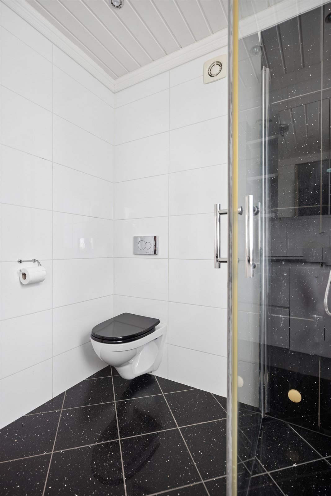 Dushjørnet med stilige glassvegger gir et moderne og luftig uttrykk, samtidig som det skaper en åpen og lys atmosfære på badet Galleribilde