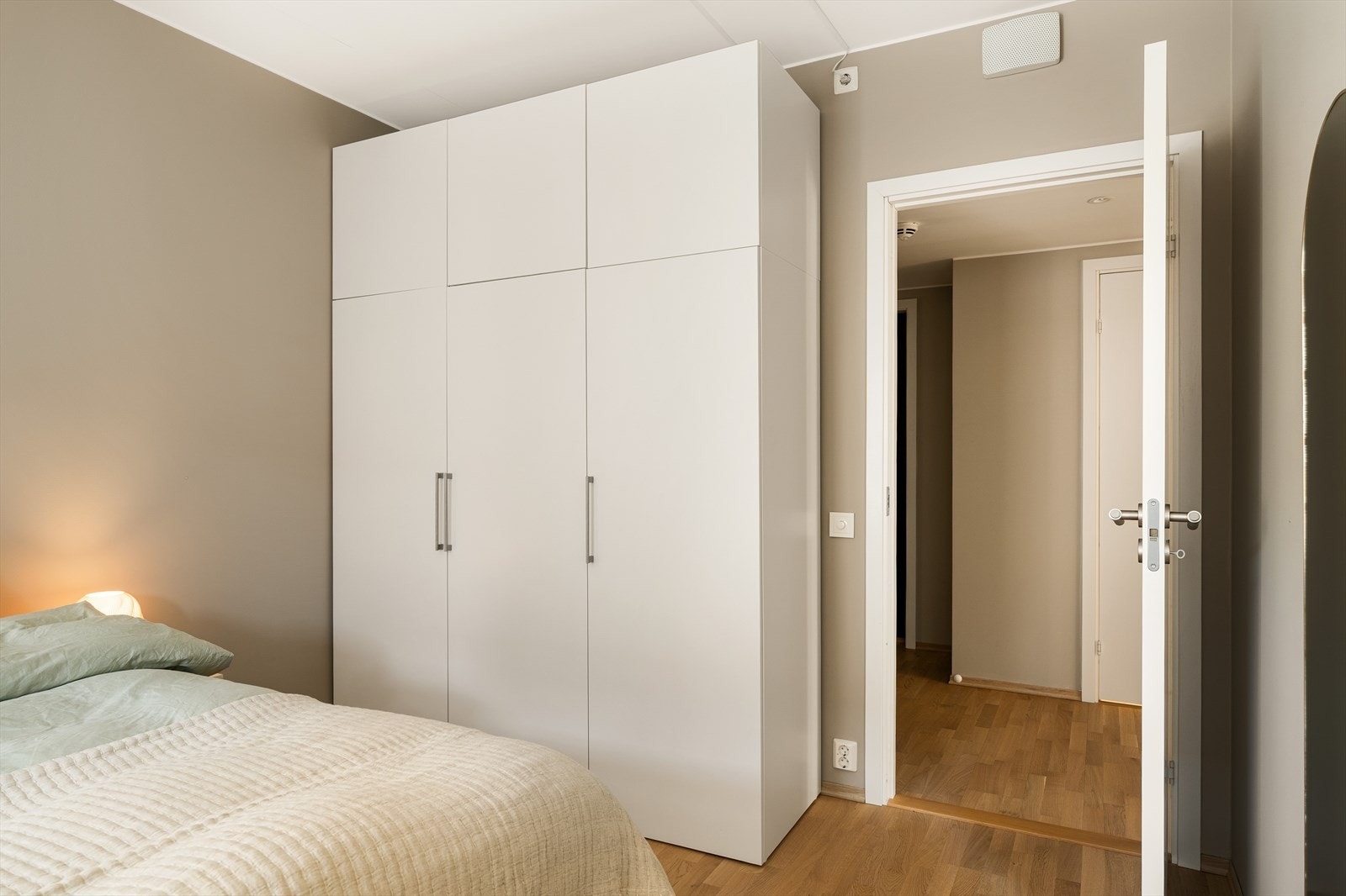 God plass til garderobeskap. Galleribilde