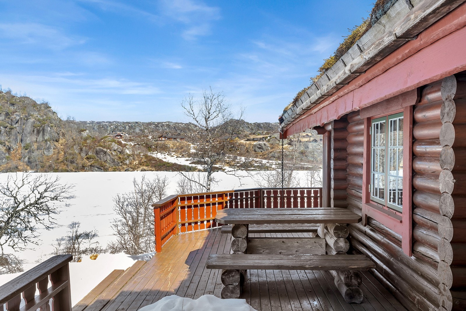 God plass på terrasse. Sommerstid er det rett ved badevannet, vinterstid er det rett med skiløyper Galleribilde