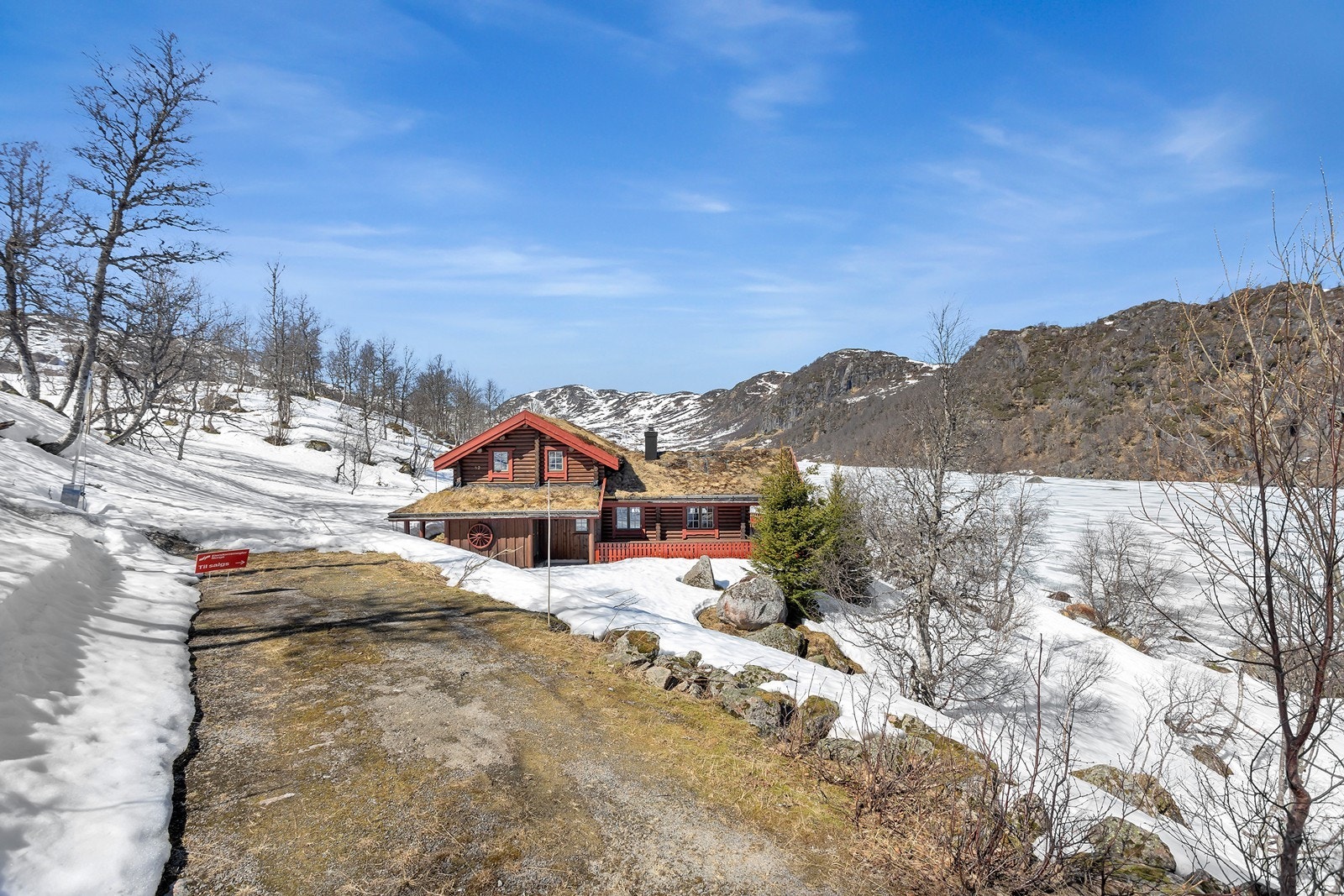 Bilvei helt frem med egen bom. Ingen andre hytteeiere bruker denne veien. Galleribilde