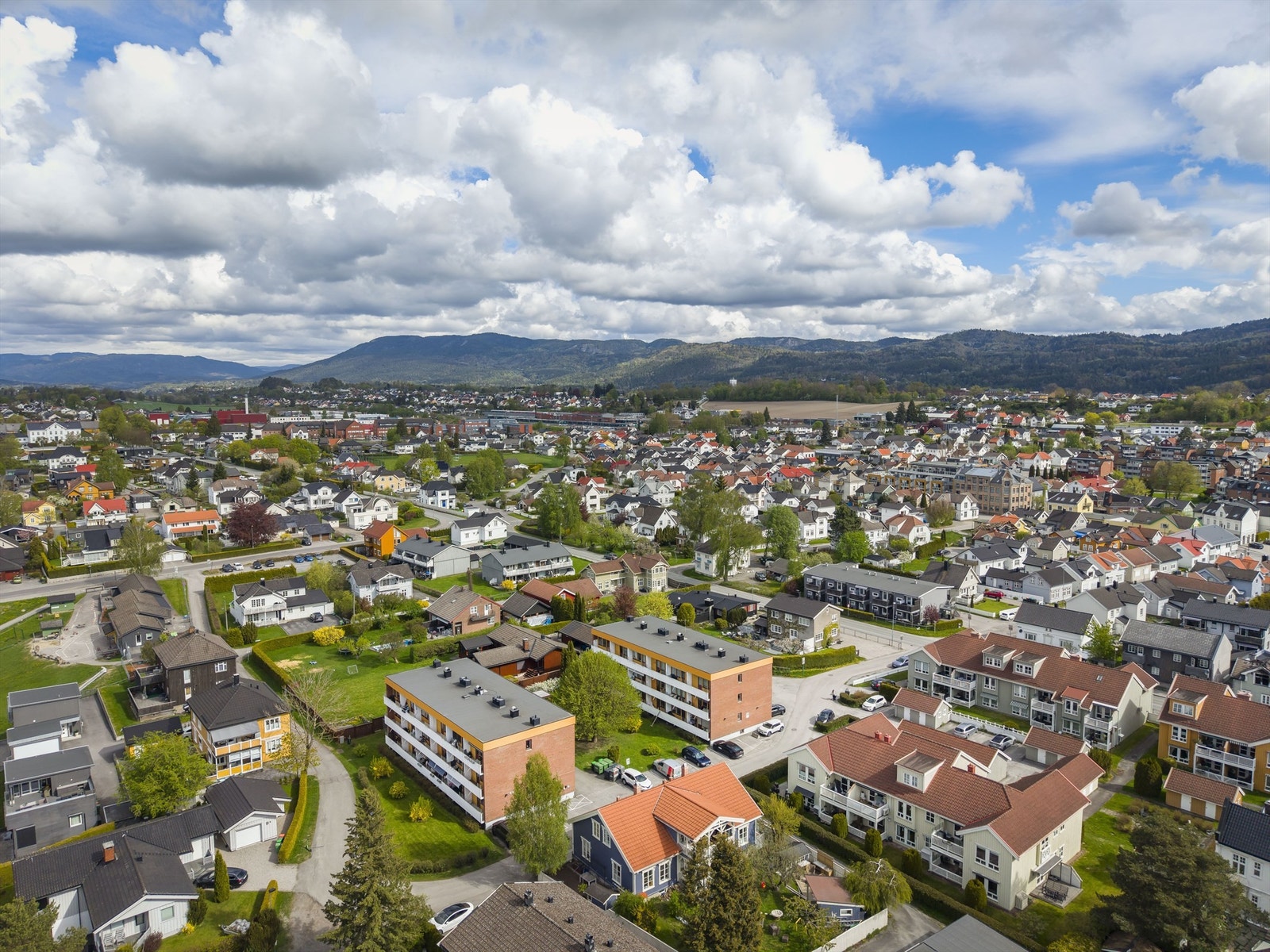 Leiligheten ligger fint til med kort gangavstand til turområder, Lietorvet, sentrum, bussforbindelse og mer Galleribilde