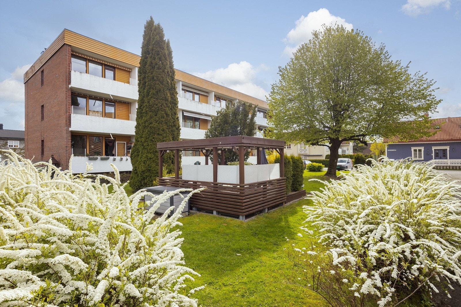 Veldig hyggelige fellesområder med pergola, sittegruppe, bord og stoler Galleribilde