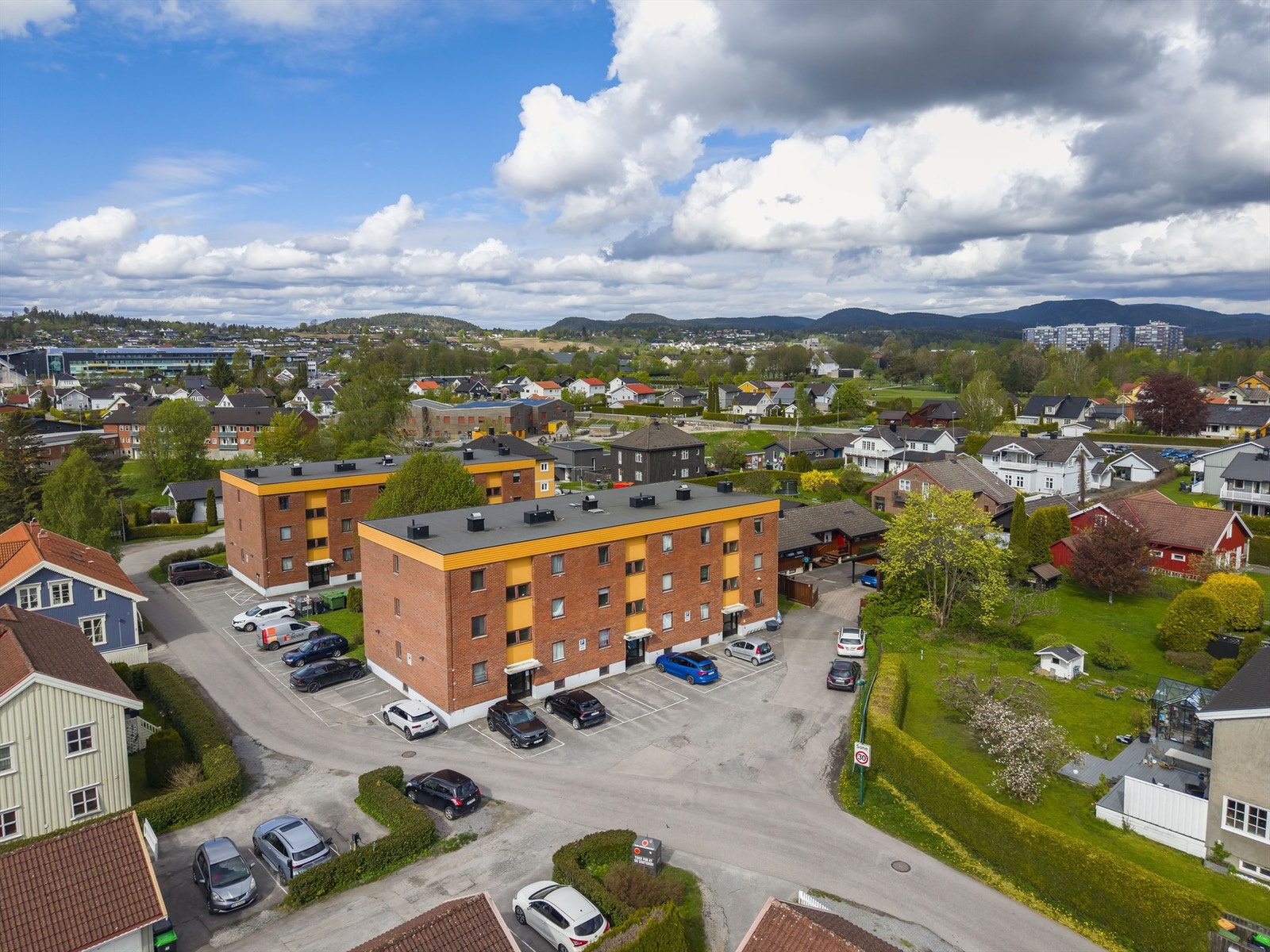 Leiligheten ligger fint til med kort gangavstand til turområder, Lietorvet, sentrum, bussforbindelse og mer Galleribilde