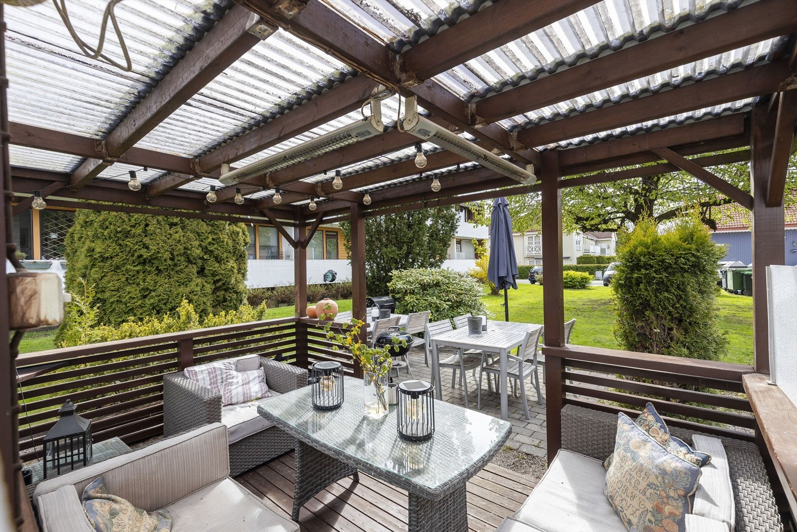 Veldig hyggelige fellesområder med pergola, sittegruppe, bord og stoler Galleribilde