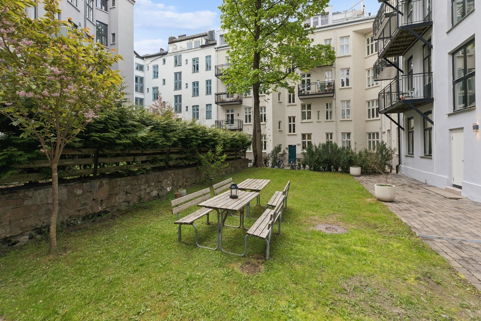 Sameiet disponerer en skjermet og hyggelig bakgård med sittegrupper og gode muligheter for sykkelparkering. Galleribilde