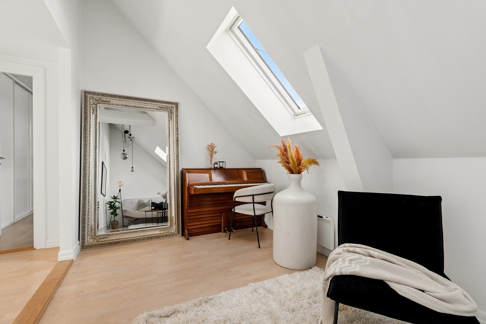 Innbydende stueavdeling med fleksible møbleringsmuligheter. Galleribilde