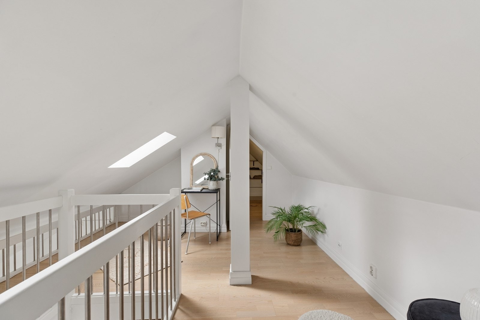 Hemsen er ikke måleverdig på grunn av lav takhøyde, men har et gulvareal på ca. 27 m² og gir et romslig og praktisk tilleggsareal, ideelt for lagring. Skråtak med takhøyde fra 53 cm til 203 cm. Galleribilde
