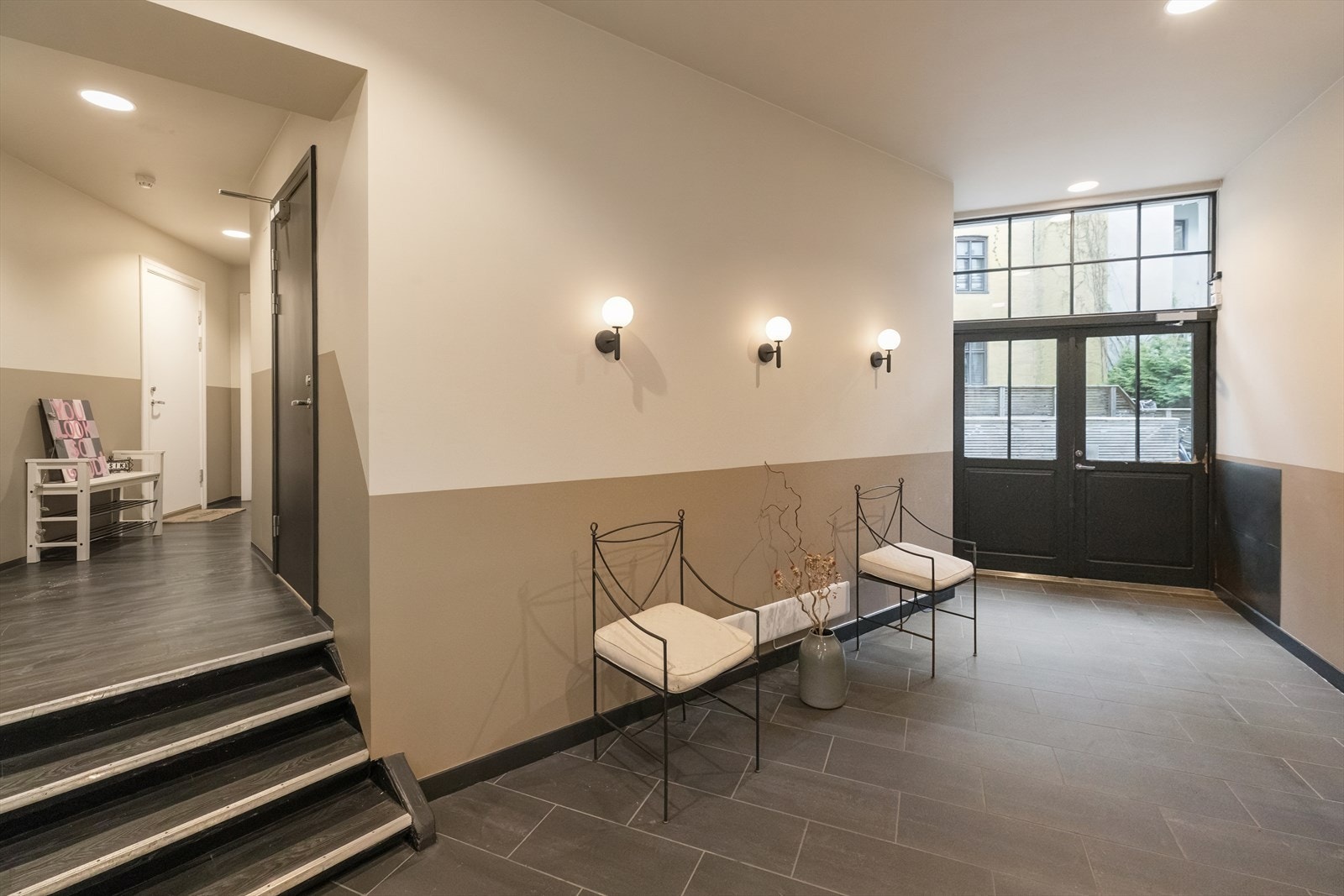 Bygget har heis og et representativt og velholdt inngangsparti. Galleribilde