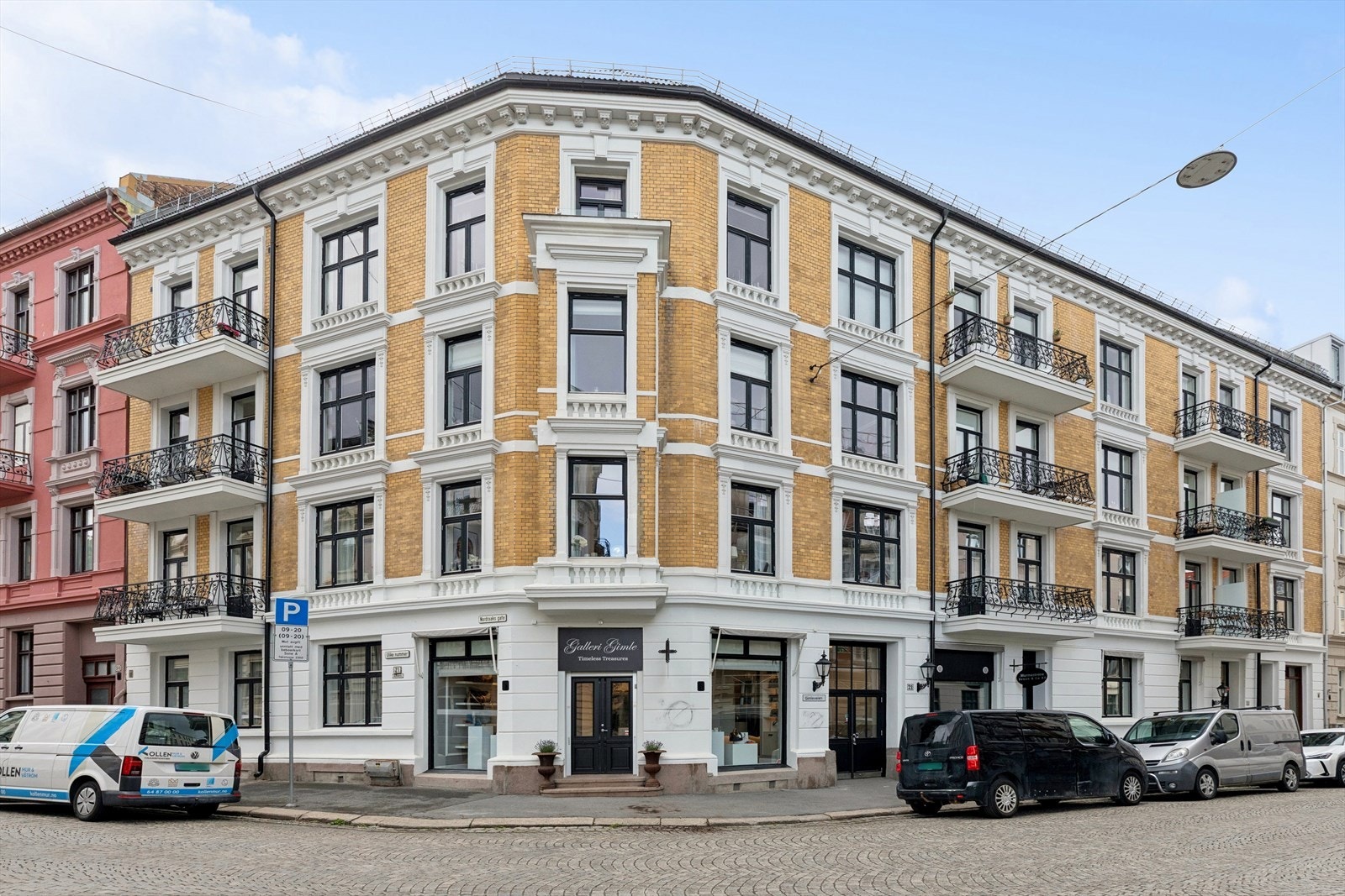 Leiligheten ligger i en klassisk bygård fra 1899, rehabilitert i 2011, med nylig oppgraderte og velholdte fasader. Galleribilde