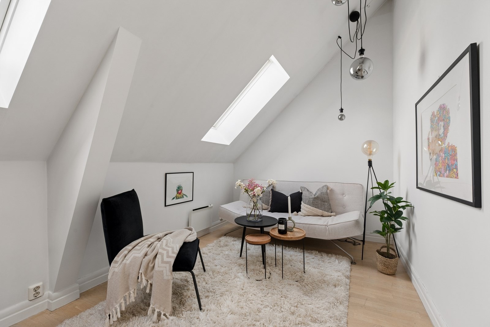 Gjennomgående 3-stavs parkett og malte, slette veggflater i hele leiligheten. Galleribilde