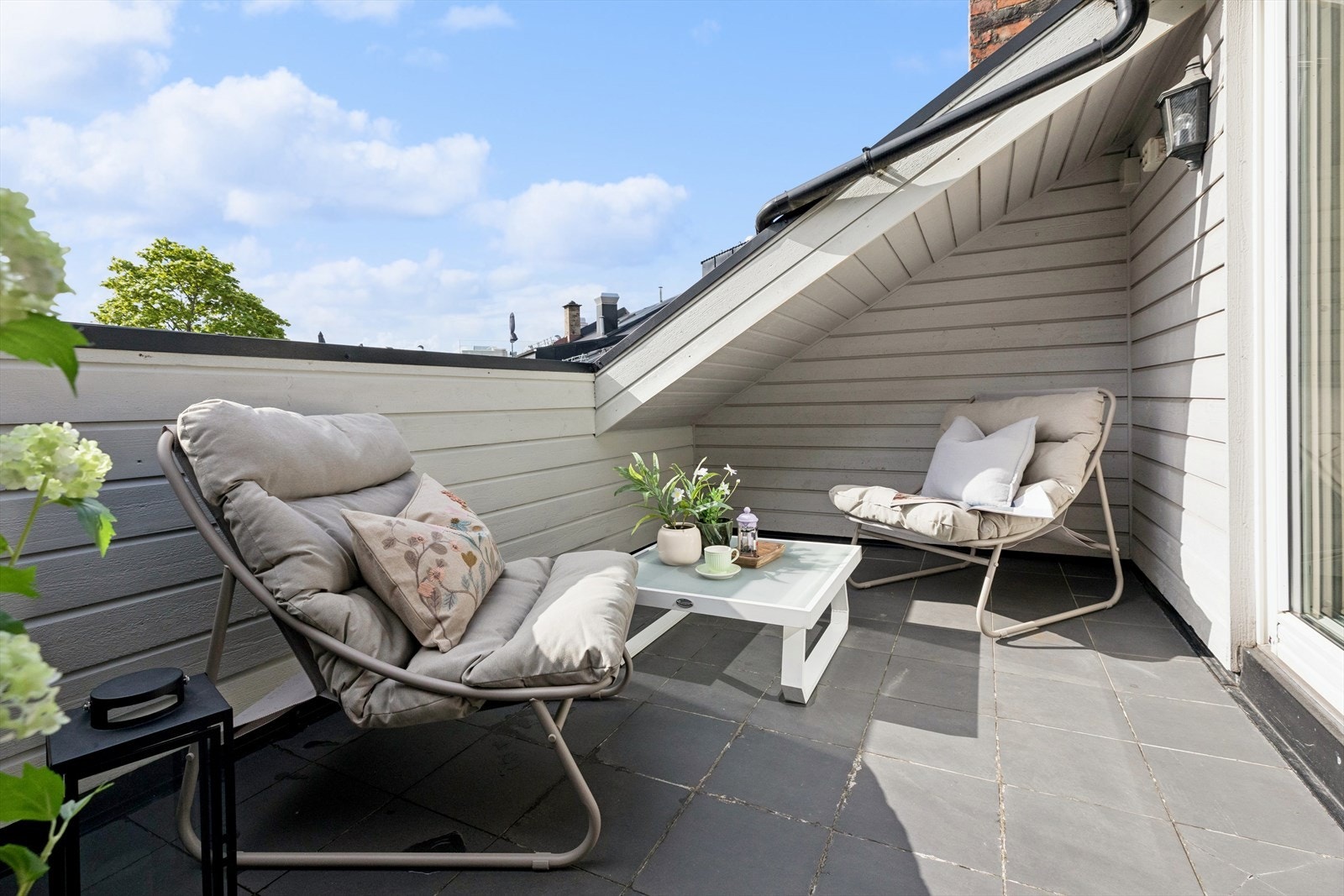 Terrassen oppleves som en privat, utendørs oase, hvor skyvedøren elegant visker ut skillet mellom inne og ute. Galleribilde