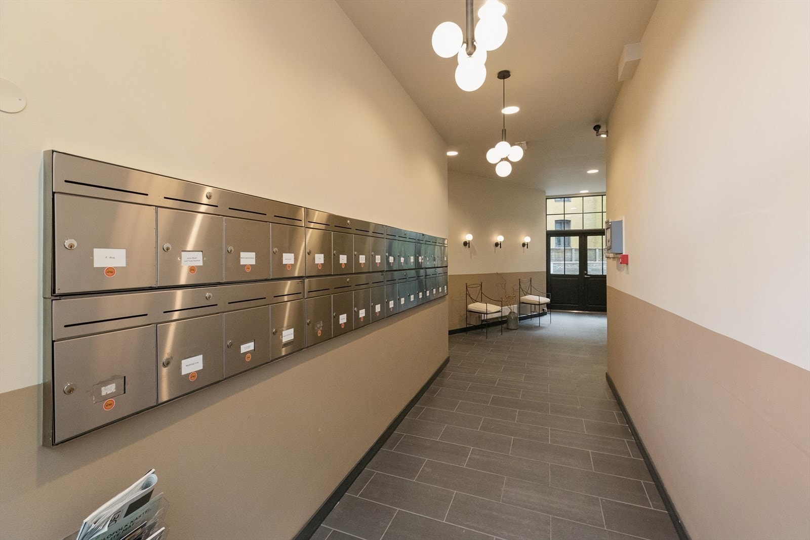 Sameiet består av 32 seksjoner, hvorav 29 er boligseksjoner og 3 er næringsseksjoner. Galleribilde