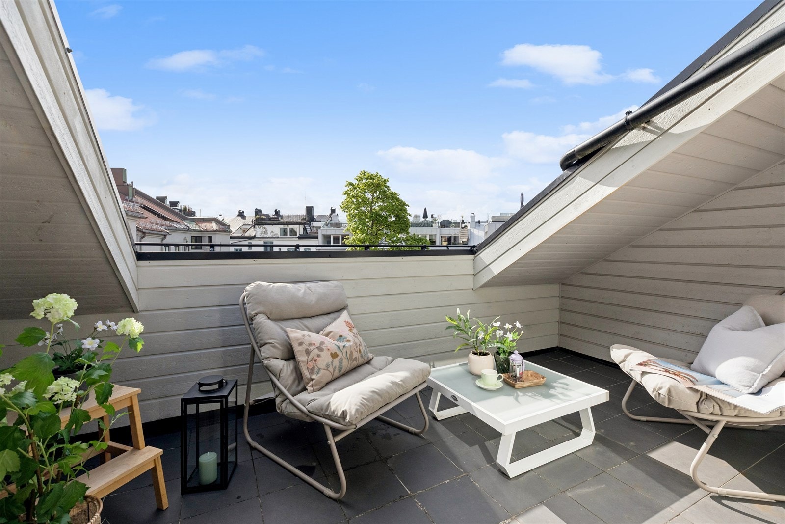 Fra leiligheten er det utgang til en herlig, usjenert takterrasse med flislagt gulv og et gulvareal på ca. 10 m² - perfekt for rolige stunder i solen. Galleribilde