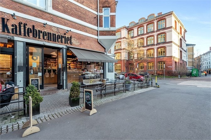 I nærområdet ligger anerkjente kafeer og restauranter, som Kaffebrenneriet, WB Samson og Feinschmecker. Galleribilde