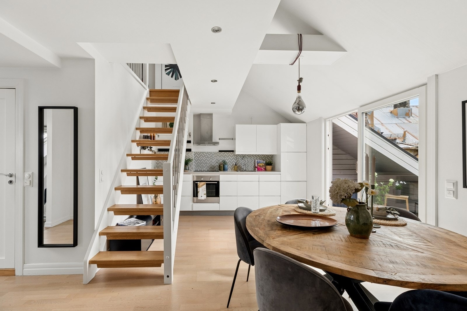 Velkommen til Gimleveien 21B - en attraktiv, lys og sjarmerende 2-roms loftsleilighet med ettertraktet beliggenhet på Frogner. Galleribilde