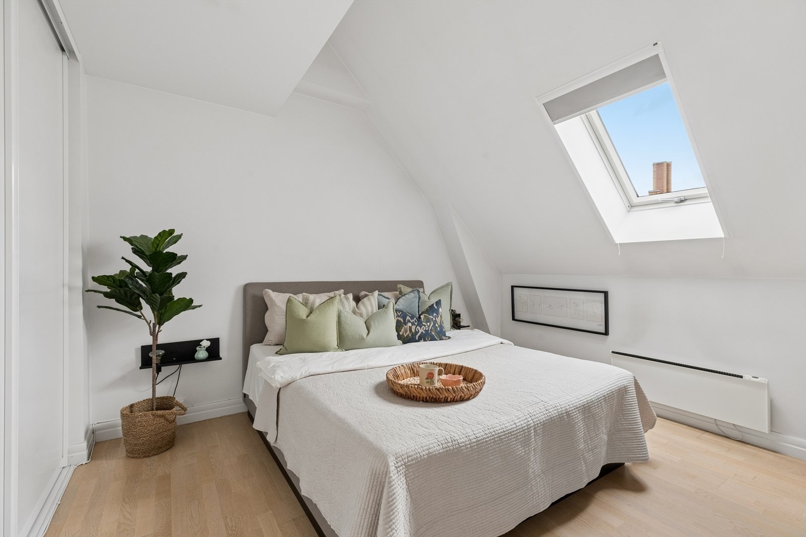 Leiligheten et romslig soverom med fine innredningsmuligheter. Galleribilde