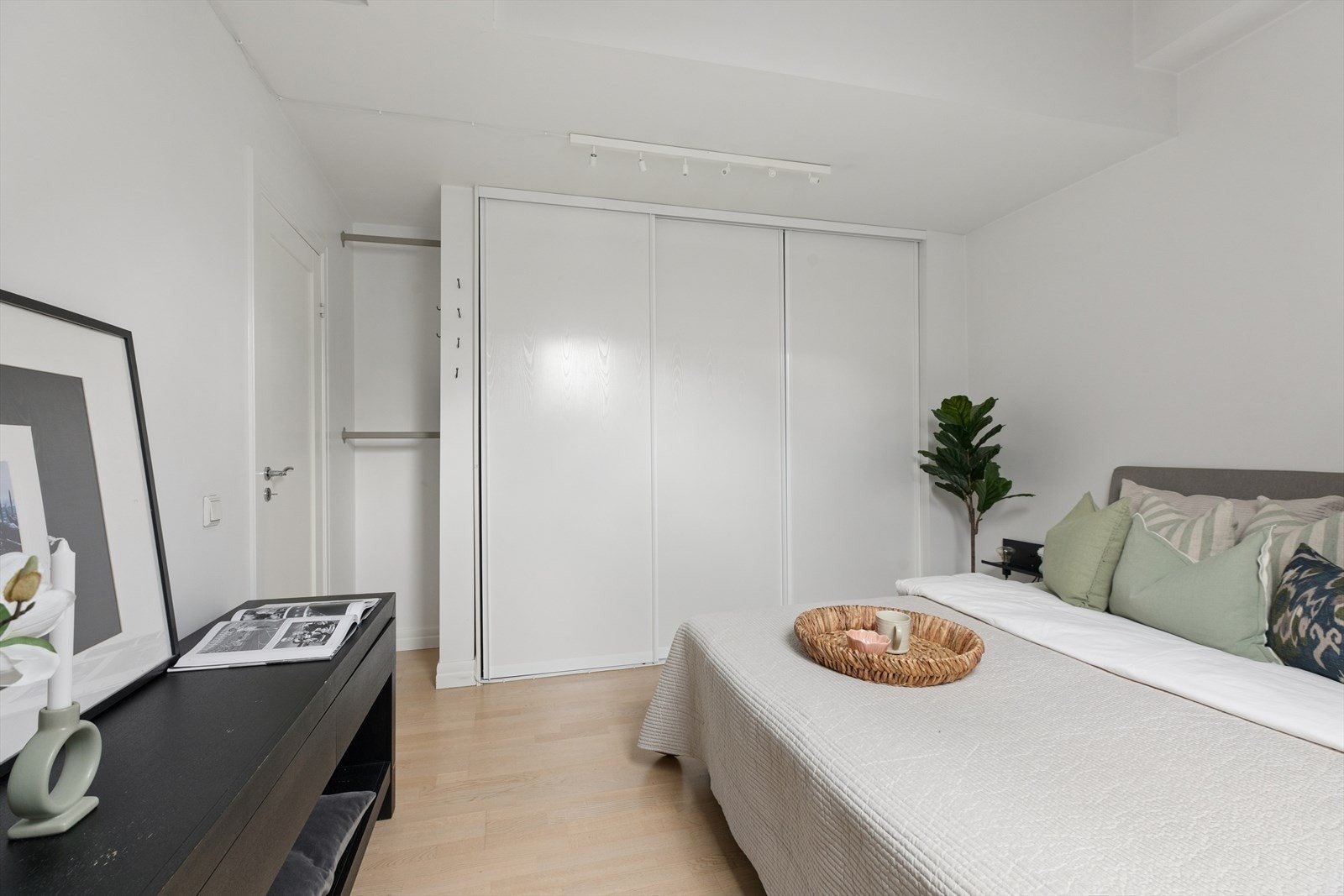 En romslig skyvedørsgarderobe gir gode oppbevaringsmuligheter på soverommet. Galleribilde
