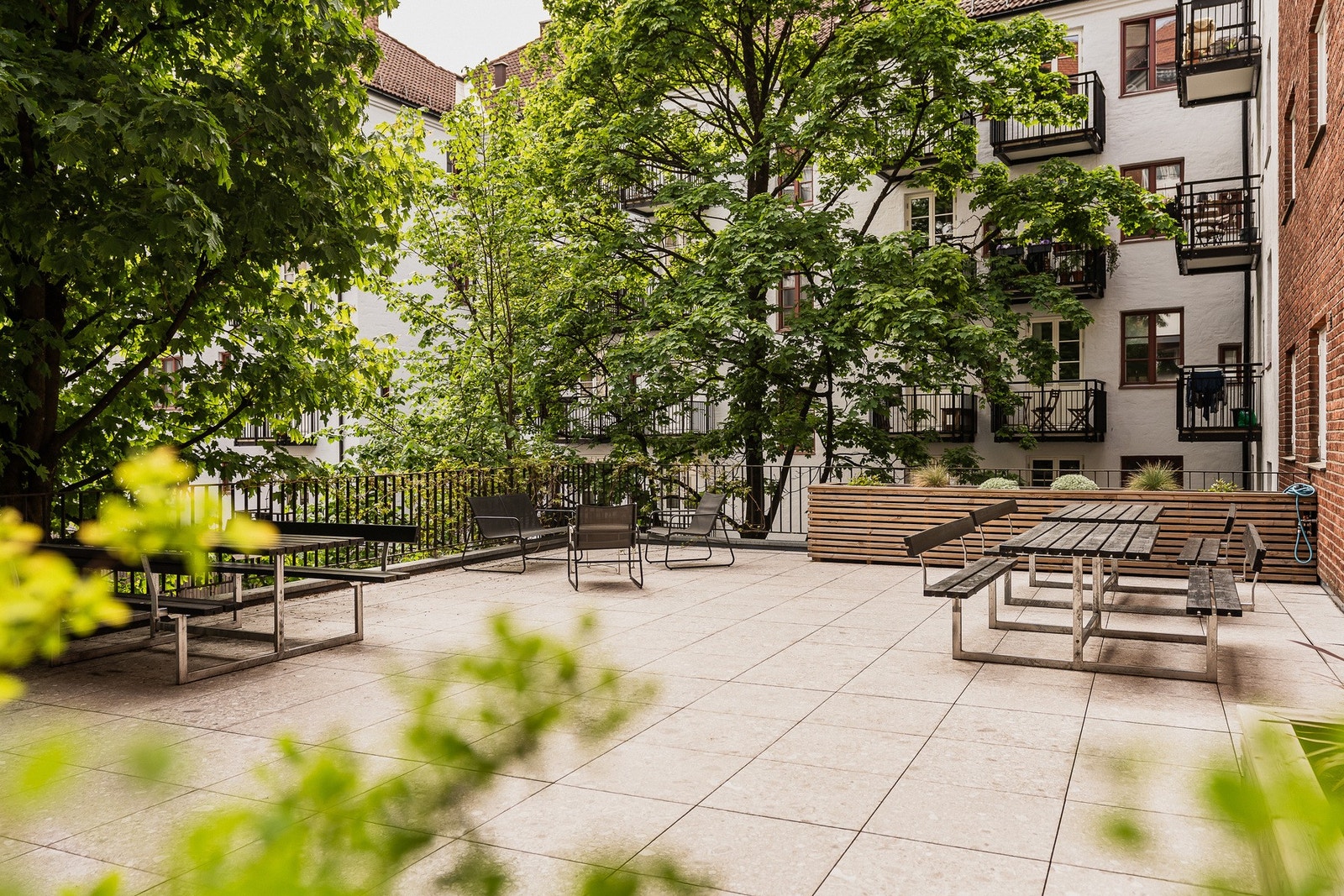 Sameiet har en pent opparbeidet felles terrasse i bakgården. Galleribilde