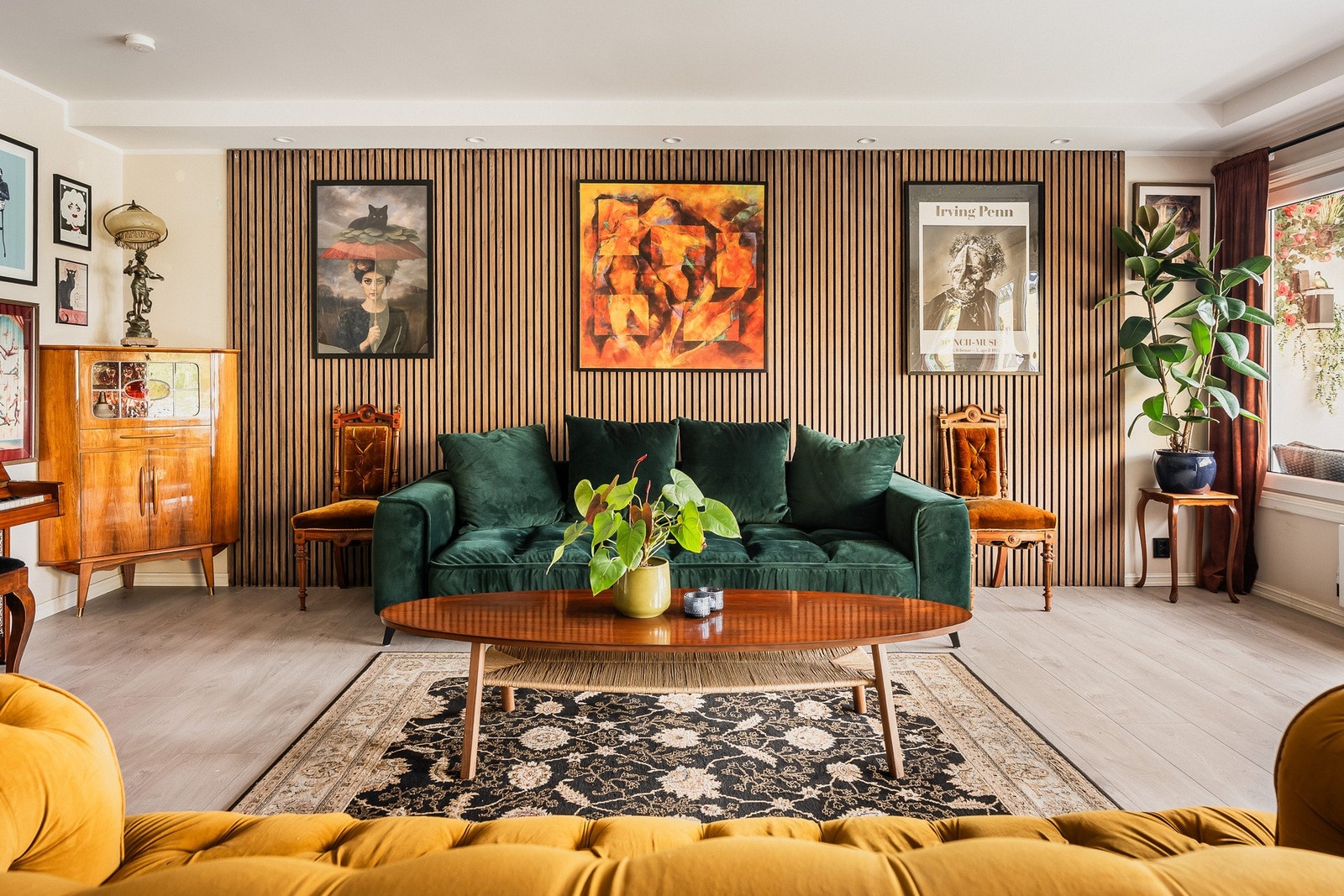 En stilren spilevegg i stuen gir rommet et moderne og lunt preg. Galleribilde