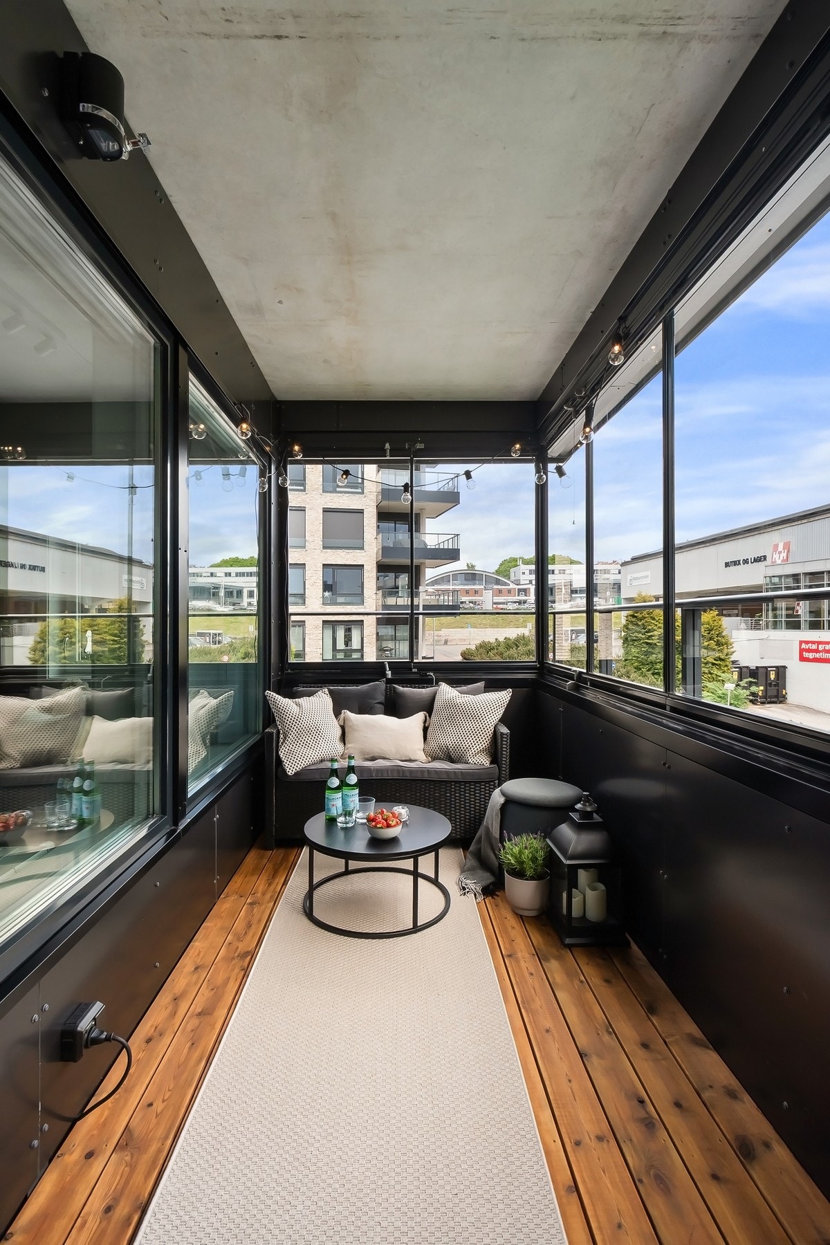 Innglasset balkong med skyveglass og terrassegulv Galleribilde