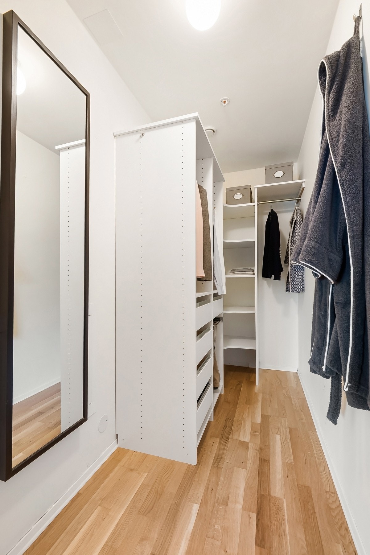 Direkte adgang til bod fra soverommet brukes i dag som walk-in closset Galleribilde