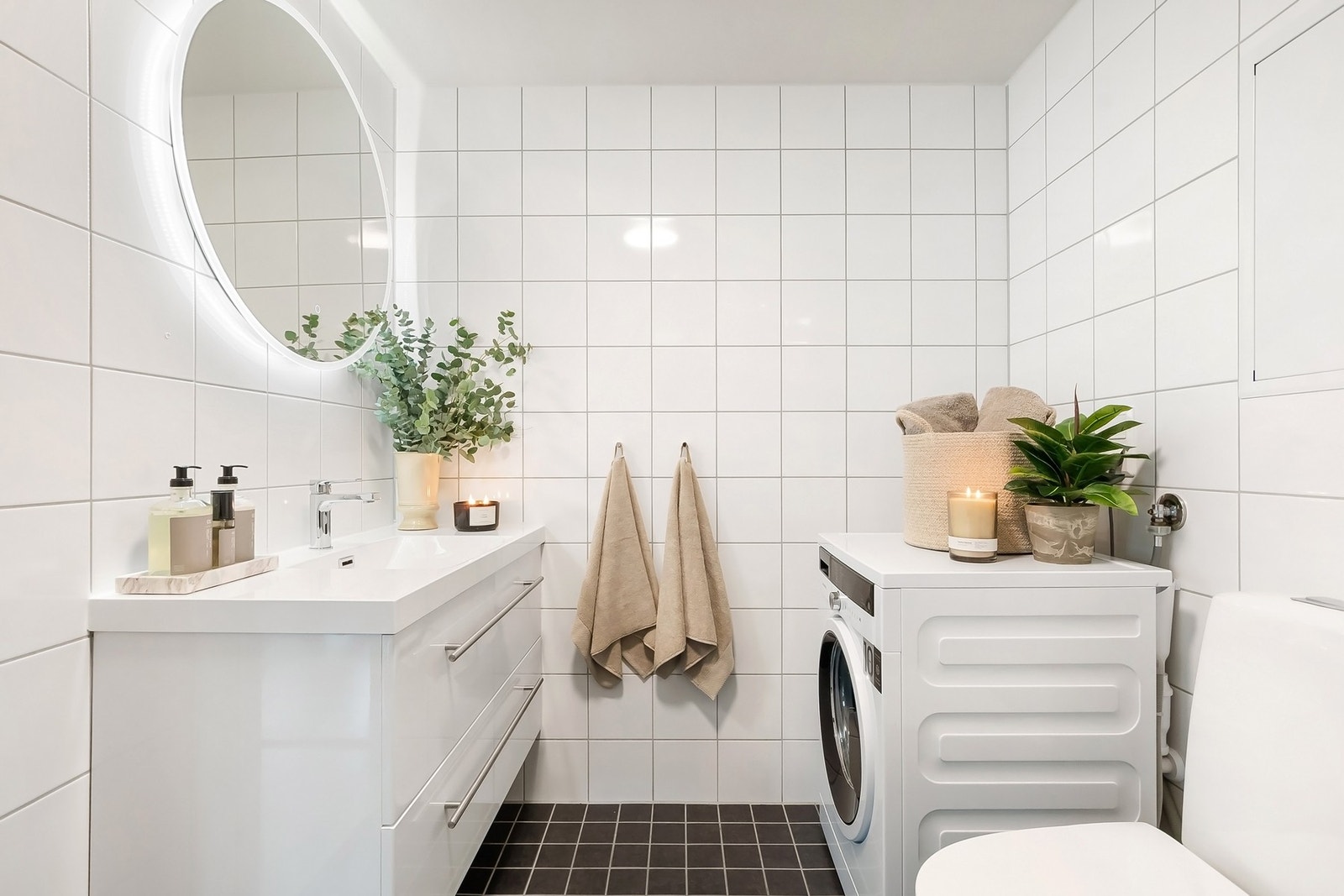 Delikat bad med elektriske varmekabler og opplegg for vaskemaskin Galleribilde