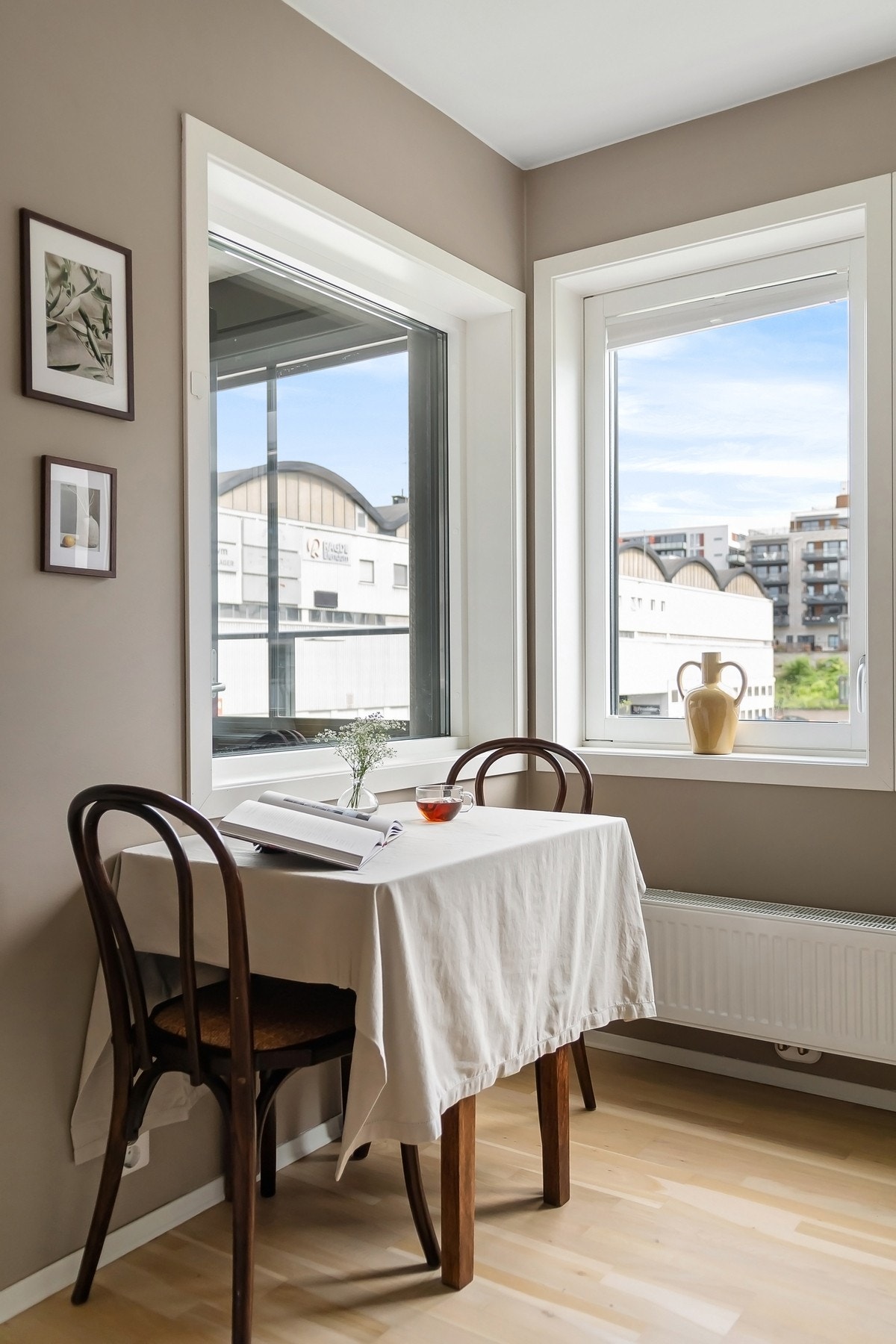 God utnyttelse av plassen og mulighet for rundt bord Galleribilde