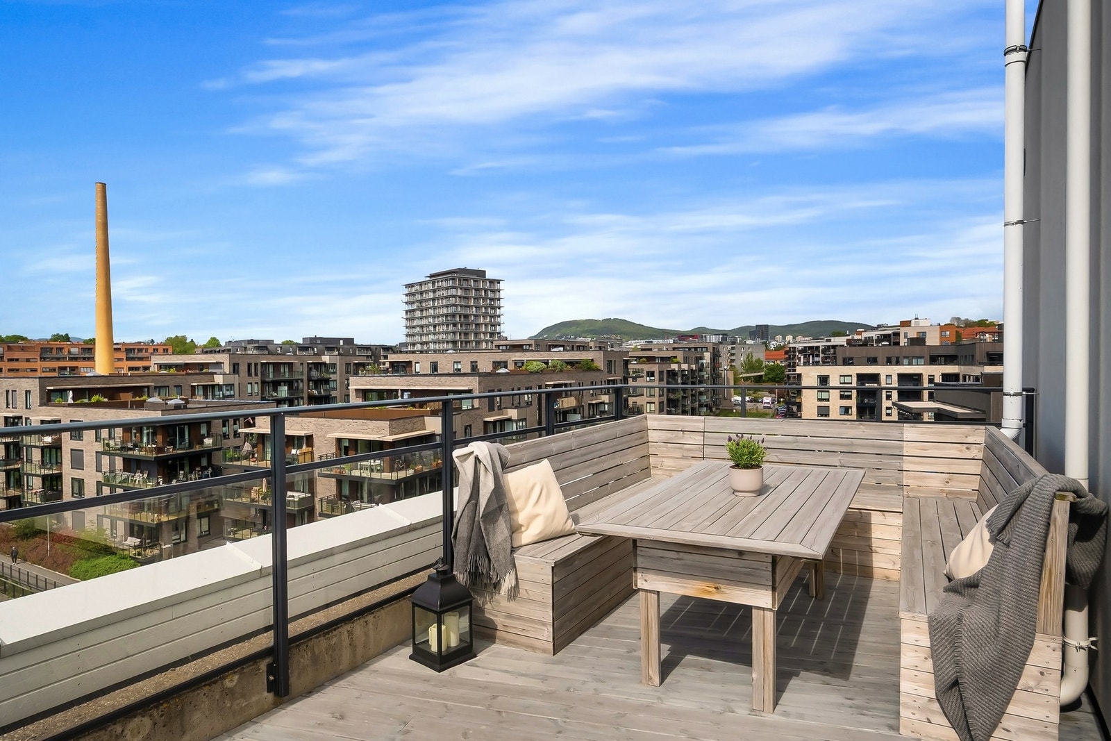 Stor og innbydende felles takterrasse med hyggelige soner Galleribilde