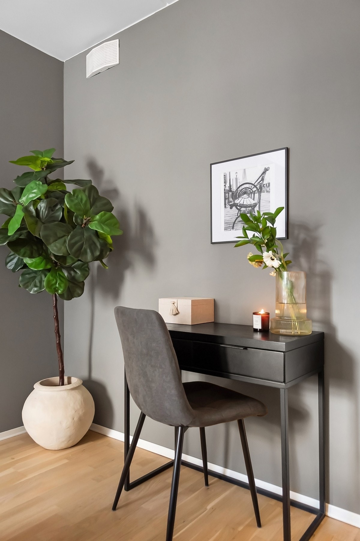 Plass til hjemmekontor, med naturlig lys og rolige omgivelser som legger til rette for hyggelige og komfortable hjemmekontordager Galleribilde