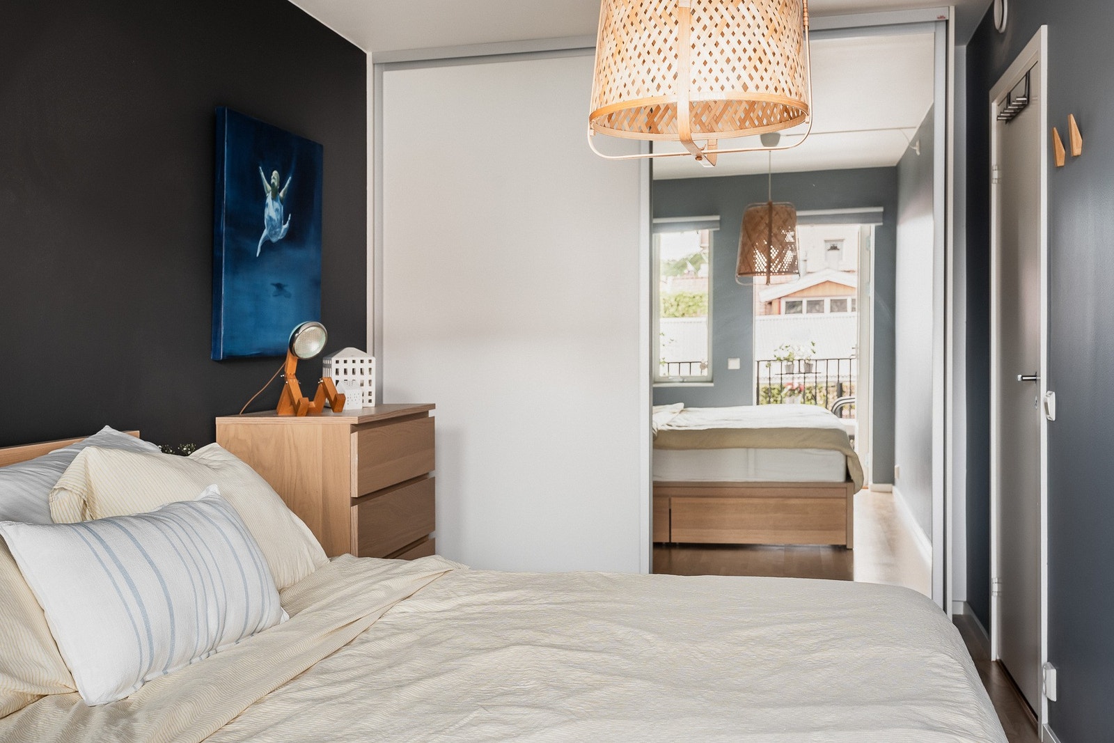 Integrert skyvedørsgarderobe med fra vegg til vegg. Galleribilde