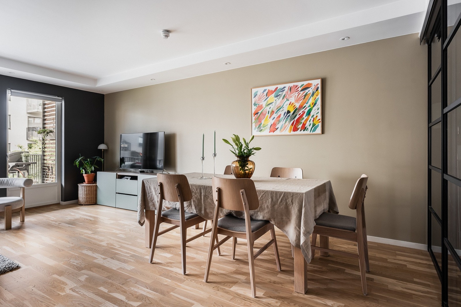 Stuen har god plass til både sofagruppe og langbord. Galleribilde