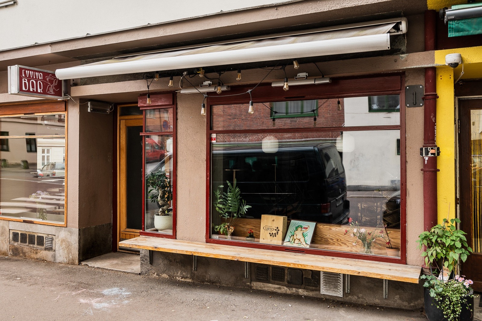 Evviva ligger i nærområdet og er et populært sted for kaffe, vin og uformelle møter. Galleribilde