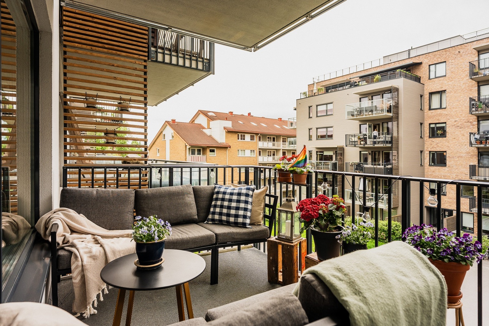 Balkongen fra stuen har god plass til utemøbler og hyggelige sommerkvelder... Galleribilde
