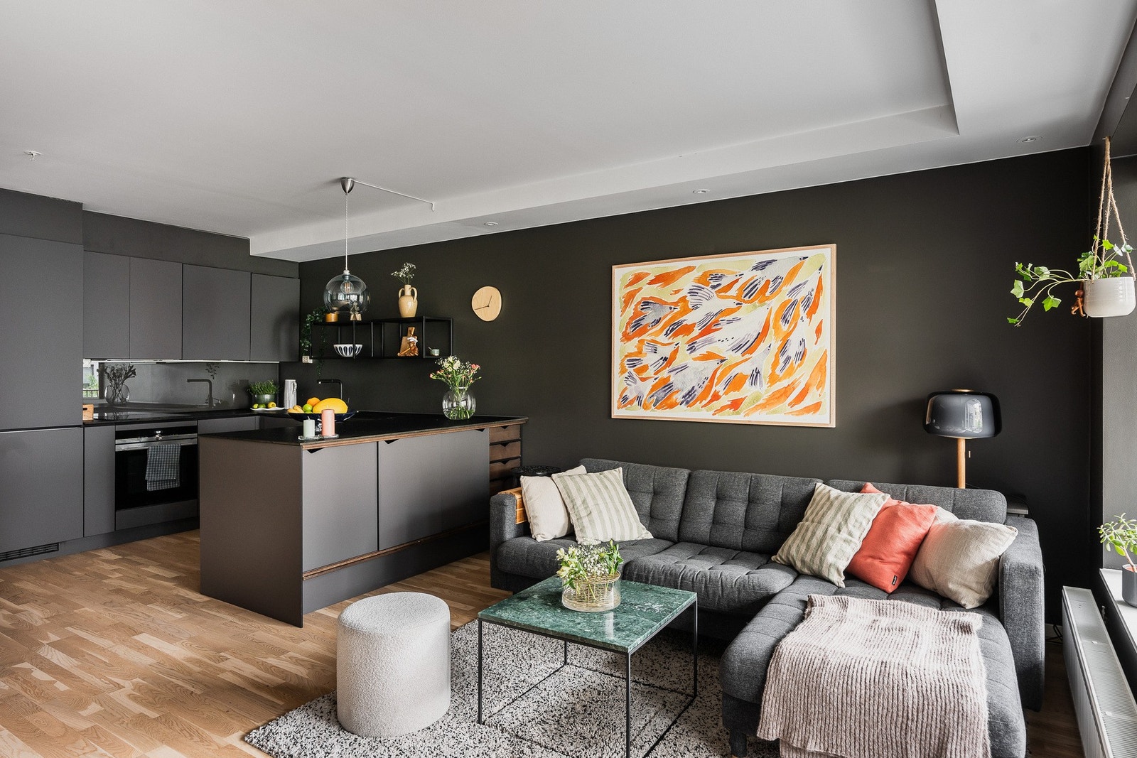 Moderne overflater og tidsriktige farger gir stuen et stilrent uttrykk. Galleribilde