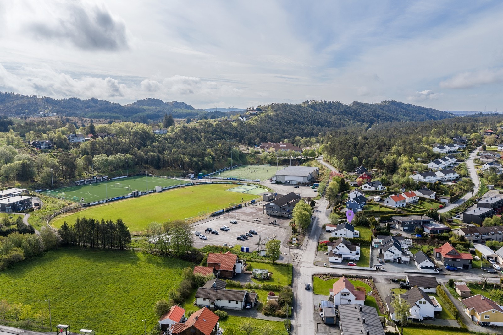 Luftfoto mot sør med Nord Idrettsanlegg og Norheim Barneskole Galleribilde