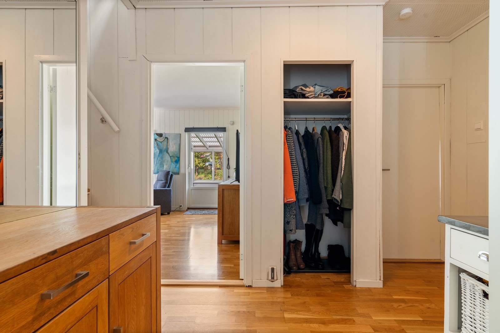 Gang med garderobe Galleribilde