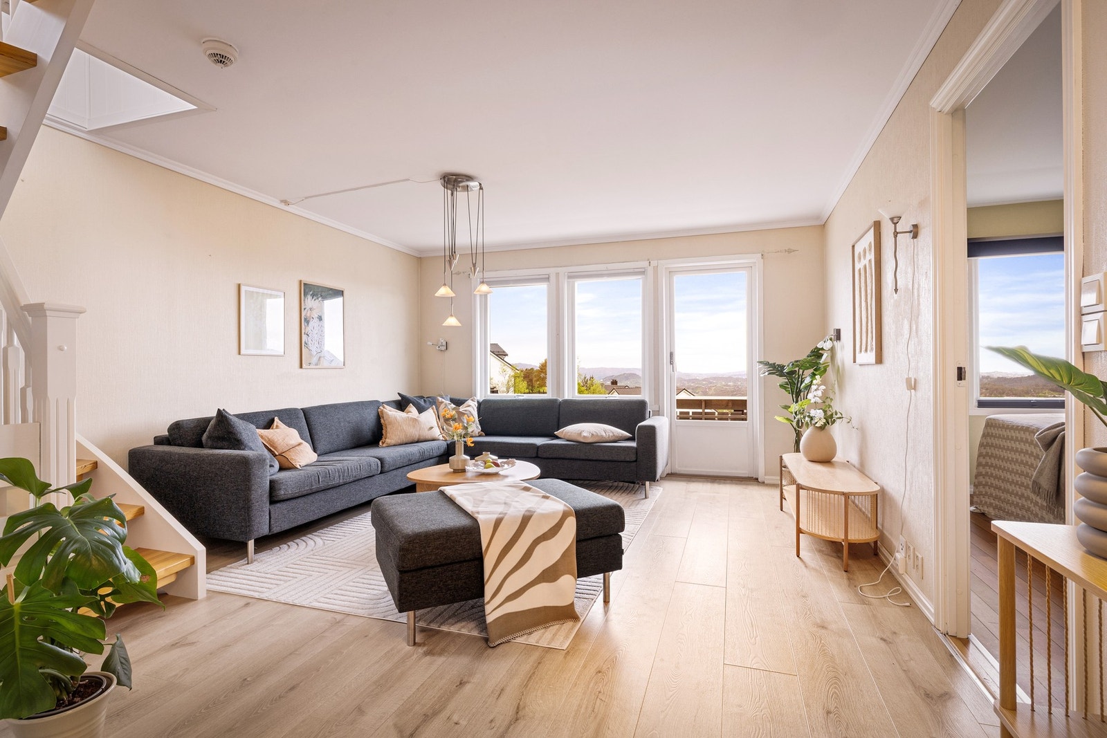 Store vindusflater som gir rikelig med lysinnslipp, samt utgang til terrasse både foran og bak boligen Galleribilde