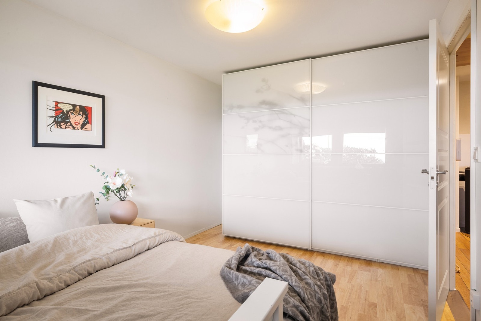 God plass til skyvedørsgarderobe på dette rommet Galleribilde