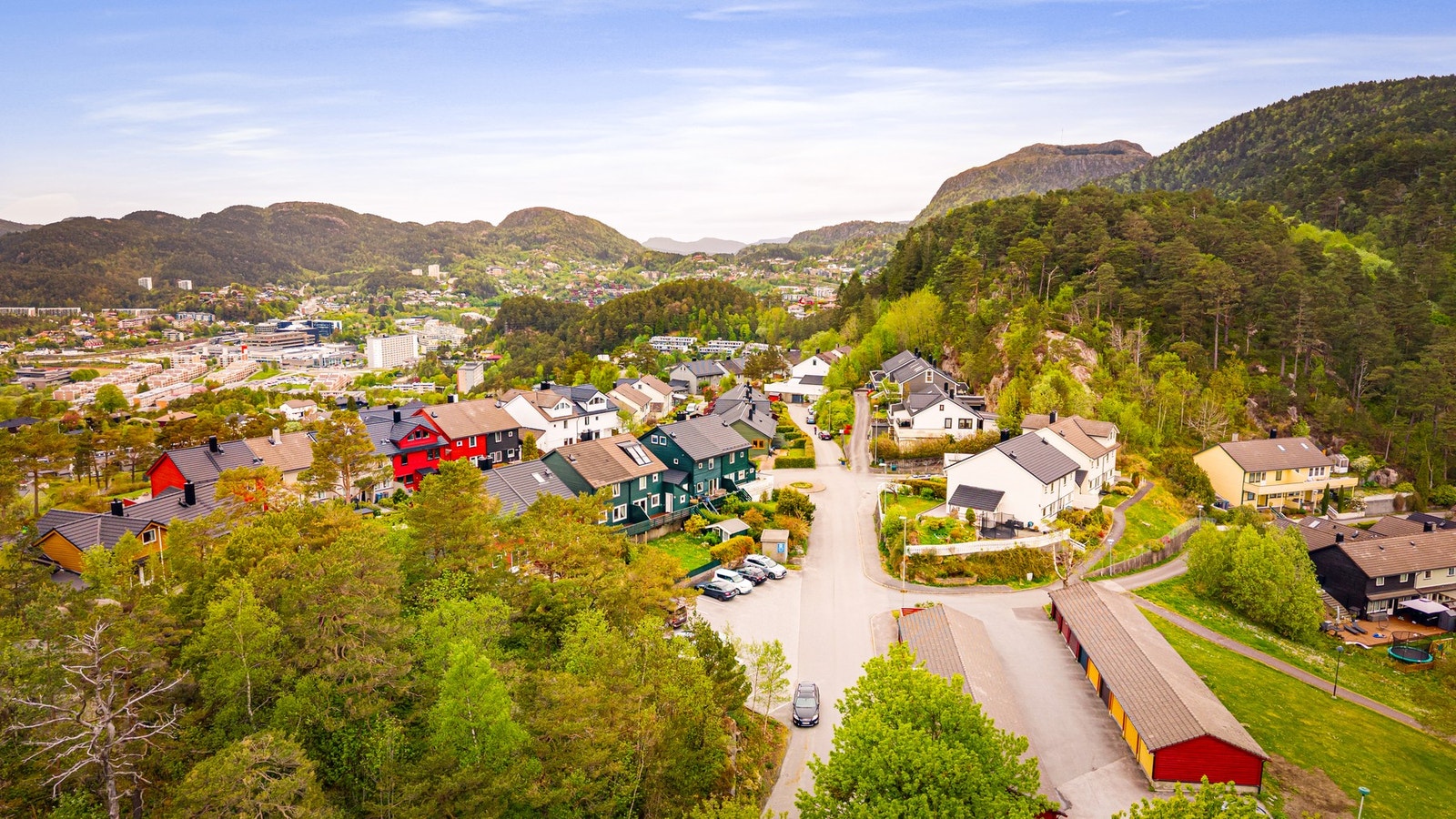 Kun kort gange fra garasje og bort til boligen Galleribilde