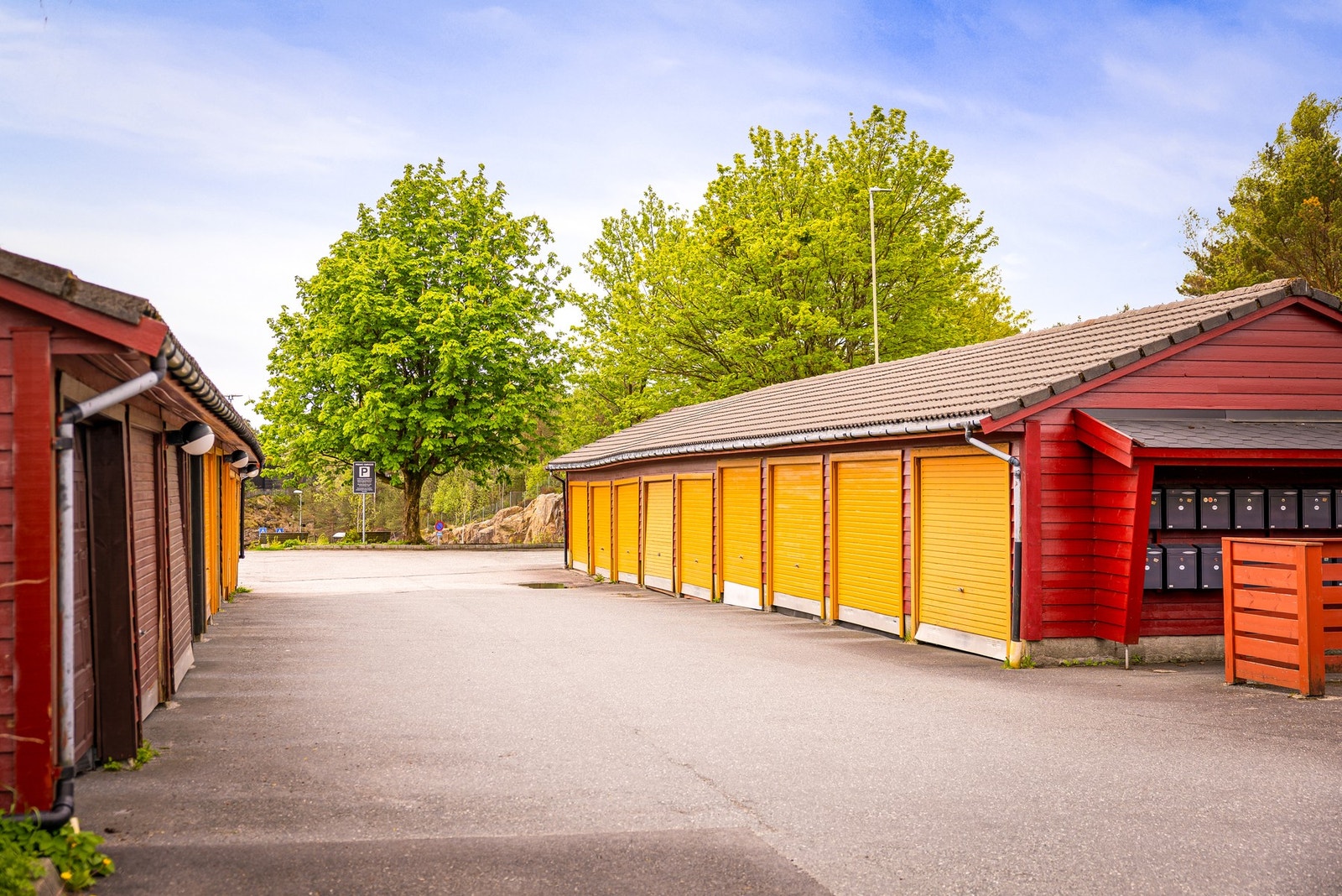 I tillegg har man fast garasjeplass i felles garasjerekke Galleribilde