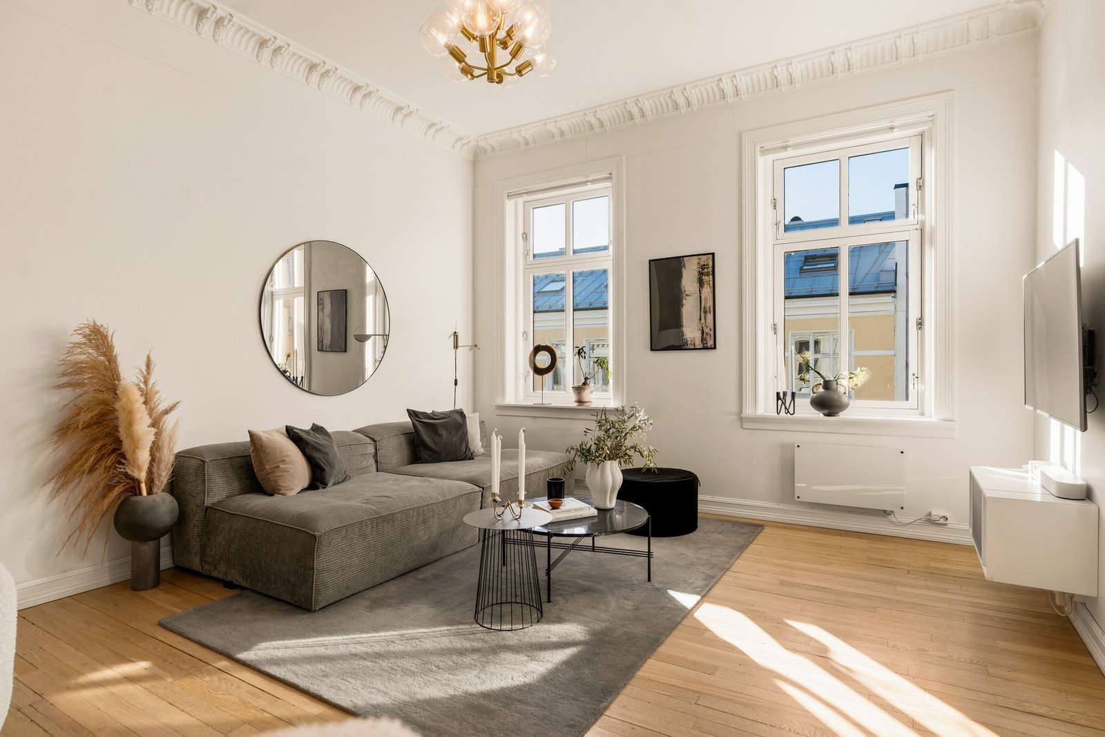 Stuen er ca 21 kvm og har god plass til en stor salonggruppe. Det er godt med naturlig lys fra nordvestvendte vinduer. Galleribilde