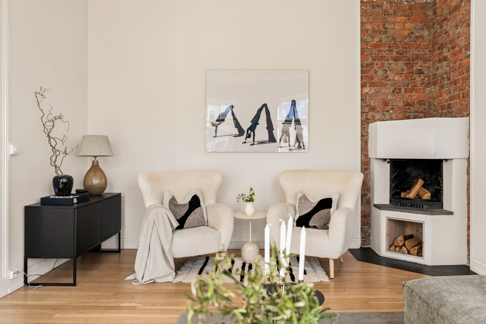 Den romslige stuen har peis med synlige original tegl på veggen. Galleribilde