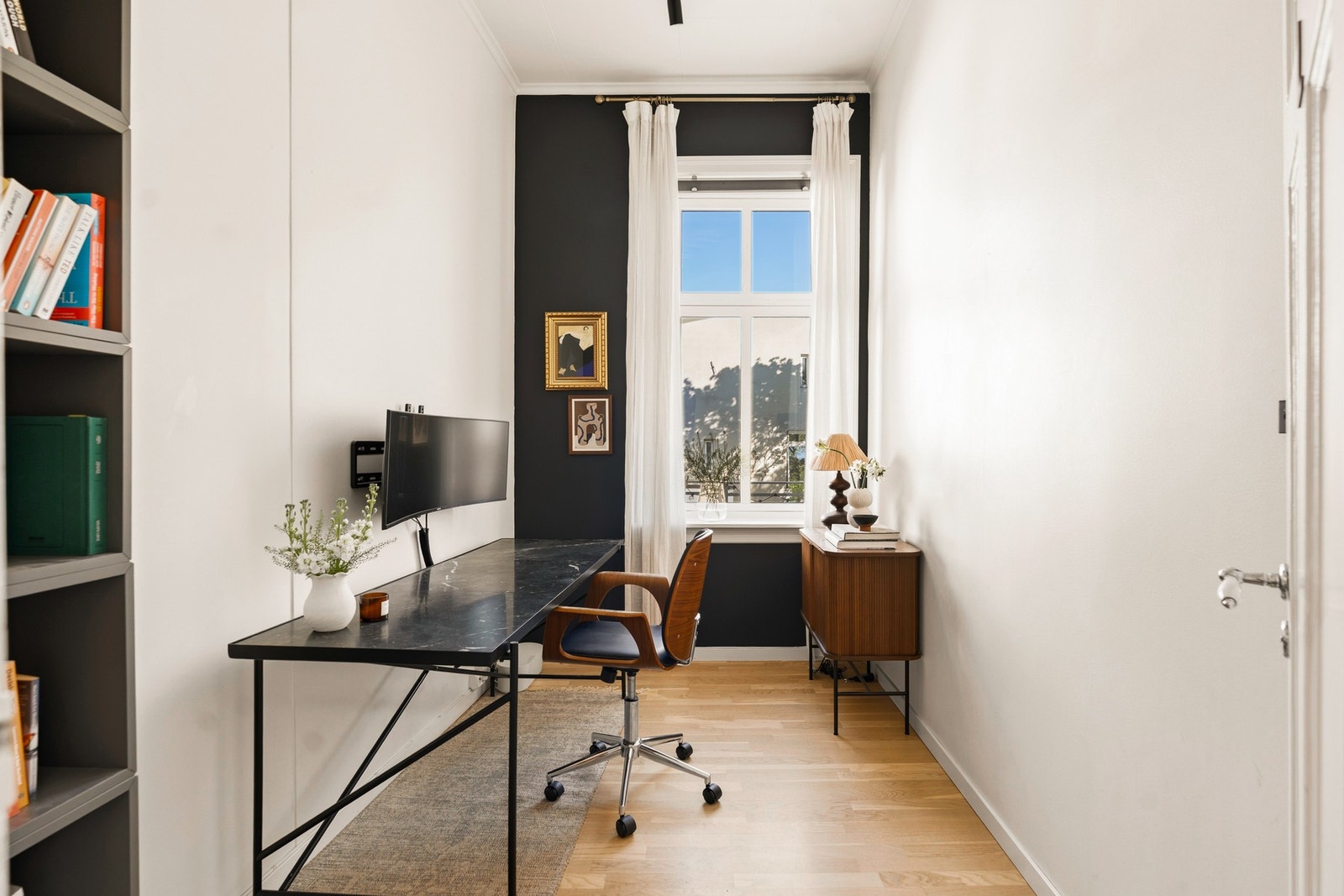 Soverom 2 er ca 7 kvm og var bygget som pikerom. Rommet vender mot stille bakgård og er idag i bruk som kontor. Det er plass til seng, skap og skrivebord. Galleribilde
