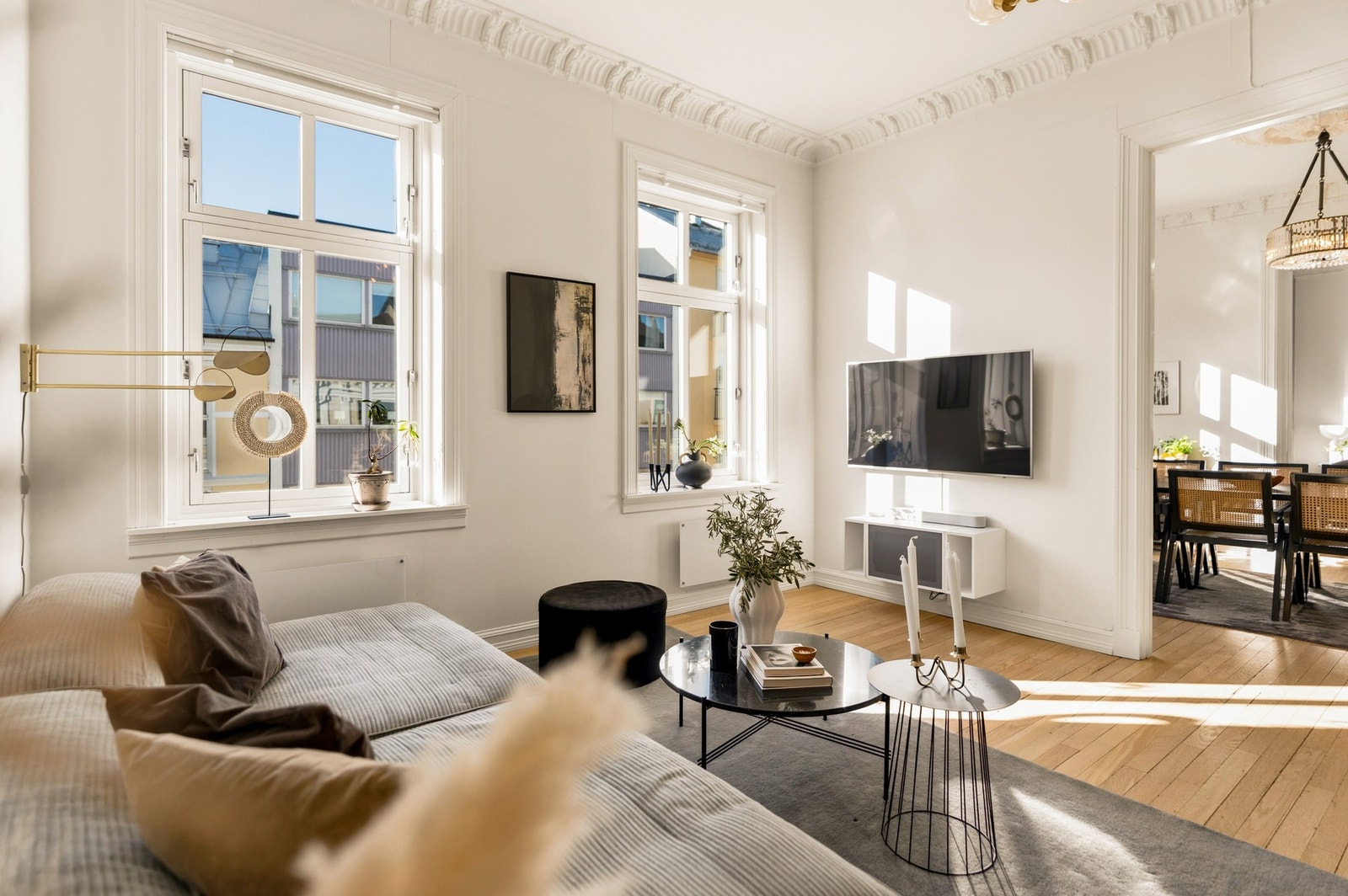 Stor døråpning mellom stue og spisestue. Galleribilde