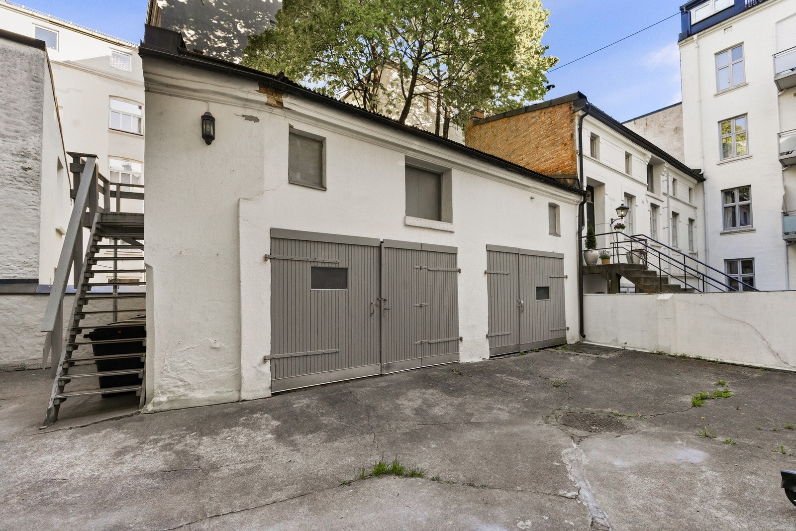 Sameiet har 4 garasjeplasser i bakgården (i den gamle stallbygningen). Seksjonen har leierett til garasjen som medfølger boligen ved salg. Galleribilde