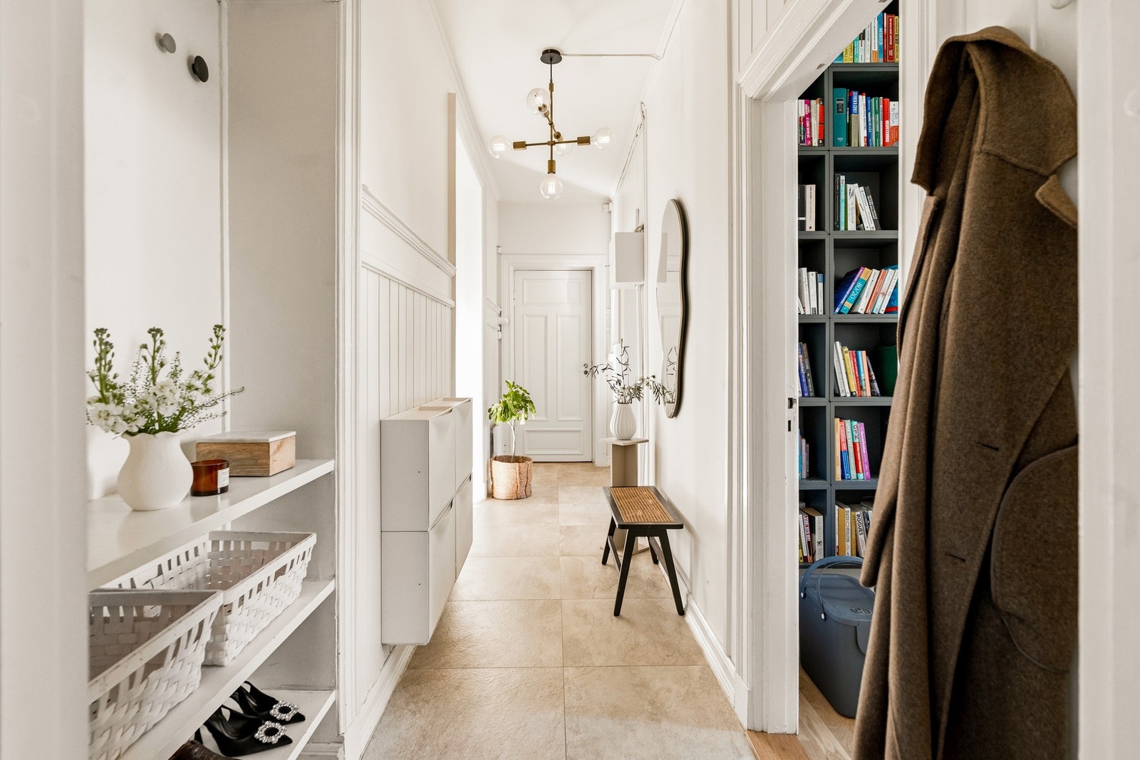 Hyggelig inngangsparti med plass til garderobe i den gjenstengte døråpningen til stuen, samt skoskap. Galleribilde